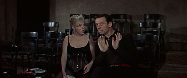 Clement puhuu sopimattomia.