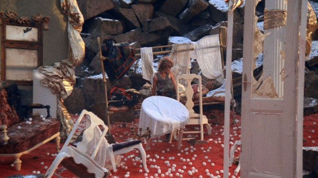 LUMIKUNINGATAR-lavasteet