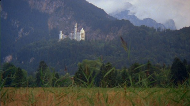 LUMIKUNINGATAR-linna