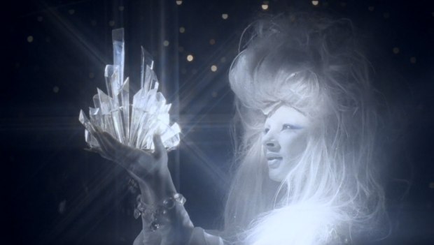 LUMIKUNINGATAR-pimeyden-kruunu